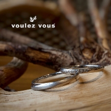 voulez vous（ヴーレ・ヴー）:ひねりを加えた斜めのラインが手元を美しく見せる 【Zephyr】