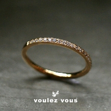 voulez vous（ヴーレ・ヴー）:繊細なメレダイヤをあしらった上質感【Half Eternity】