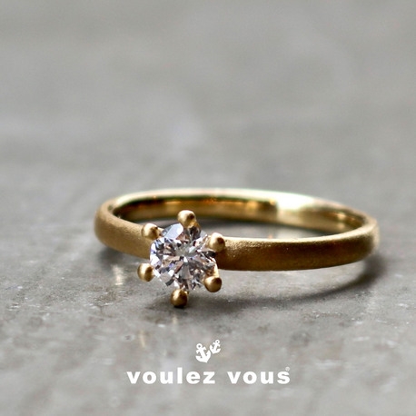 voulez vous（ヴーレ・ヴー）:大きな爪がダイヤの美しさをより引き立たせる【Milk Crown】