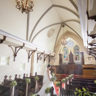 プライベートガーデンＷｅｄｄｉｎｇ　Ｌａ　ｐａｒｔｉｒ（ラ　パルティール）:＼憧れのチャペル挙式／《15万4千円》挙式＋衣装＋記念撮影付◎必要なもの全て入ってお得！:鮮やかな光がこぼれるステンドグラス