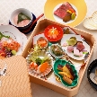おもてなしの気持ちを、日本の伝統料理「和食」で伝えたいおふたりへ！出汁は『鰹節を削るところから』、そして博多の伝統工芸品『博多曲げ物』を使用したオリジナルのお重で、博多百年蔵自慢の和食を味わえる！
