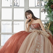 アイネス　ヴィラノッツェ　沖縄／クチュールナオコウエディング：【ドレス2点付き挙式パッケージ】挙式基本代金100％OFF+料理6名分プレゼント+カラードレス半額：ウエディングドレス、カラードレス付き挙式スペシャルパッケージプランなら、人気ブランドのカラードレスも選べちゃう！