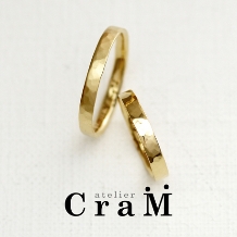 鍛造で作るイエローゴールドの鎚目デザイン結婚指輪