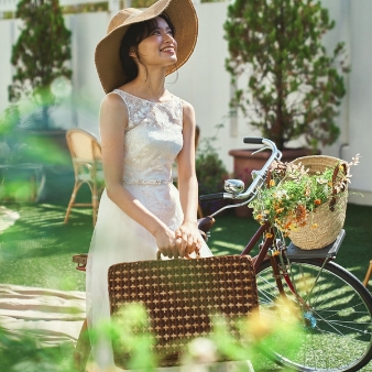 Flairge Sweet（フレアージュ　スウィート）:【2026年7-8月までのWEDDING】＼80名119万円分特典付き／送迎バス有:【フォトジェニックな邸宅を貸切に】緑×光の豊かな空間でおもてなしウエディング！700坪の一軒家をまるごと貸切って、アットホームな一日が過ごせる。最大300名着席可能な広々とした会場や併設されたガーデンを、シックから大人可愛いコーディネートまで自在におしゃれに演出して！どこも絵になる空間で、フォトジェニックなウエディングを。