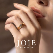 JOIE de treat. (ジョア ドゥ トリート）:【ご新婦様らしさ引き立つエンゲージ】 肌馴染みの良いピンクゴールドが可憐なリング