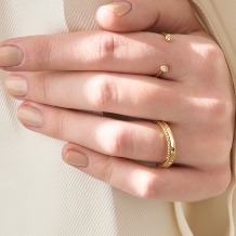 JOIE de treat. (ジョア ドゥ トリート):【大人の余裕を感じるクールなデザイン】さり気なくきらめく5石のダイヤがアクセント