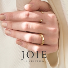 JOIE de treat. (ジョア ドゥ トリート):【洗練されたフォルムのマリッジリング】凛とした表情と個性を上品に身につけたい