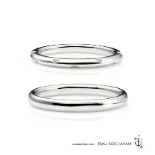 FRAU KOBE JAPAN／フラウ コウベ ジャパン:'スムースノート'／細身のアームに8石のダイヤをドット柄のように留めたデザイン