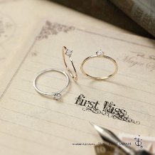 【ダイヤを引き立てる細身のアーム】'ファーストキス'／プロポーズにも人気の指輪