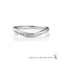 FRAU KOBE JAPAN／フラウ コウベ ジャパン:'ラブハンモック'／柔らかなカーブが着けやすい。ふたりの愛を包むような優しい指輪