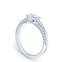 和光ブライダルブティックギンザ:【日常使いにも適した婚約指輪】アショカカットのダイヤが主役
