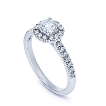 和光ブライダルブティックギンザ:ダイヤモンドの煌めきが響き合い、より華やかな印象に