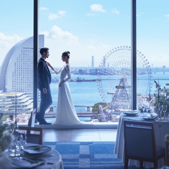 ＹＯＫＯＨＡＭＡ　ＭＯＮＯＬＩＴＨ（横浜モノリス）:【2026年12月までがお得！！】＼60名77万円分特典／更に約20万円分の選べる特典付き！:25年4月、グランドリニューアル完成！横浜の空を独占するワンフロア貸切空間。桜木町駅徒歩１分、ドアを開くと、そこには眼下に広がる横浜の景観と、重層的な歴史と石畳がモチーフのラウンジが広がる。地上１００ｍの高層フロアはその日すべてふたりだけの貸切に。着席したどの席からも一望できる景色は訪れた人々の記憶に残るはず。