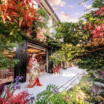 KIYOMIZU京都東山:2026年9～12月【50名/184万円～】最大93万円ご優待〈ゼクシィ限定〉:【京都駅から10分】八坂の塔をはじめ、京都東山の美しい景色を一望するチャペルと日本庭園が魅力。さらに今だけ【併設レストラン ペアディナー券プレゼント】実施中！シェフとおふたりで創り上げるフルオーダー料理はゲストからも好評で、料理口コミ1位を獲得した“料理自慢”の会場です。フェアでは、黒毛和牛フィレ肉・甘鯛の松笠焼き・フォアグラなど、2万円相当の特別メニューを無料試食でご堪能いただけます。少人数から大人数まで対応可能な、魅力の異なる3つの披露宴会場を用意。全館バリアフリー設計で、どなたにも安心してお過ごしいただけるウエディングのための邸宅です