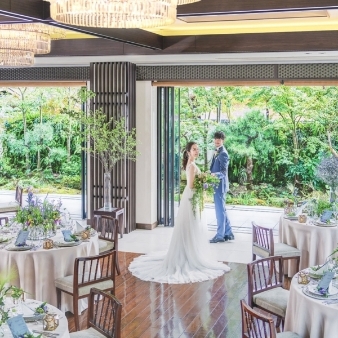 KIYOMIZU京都東山:2026年8月まで【50名/140万円～】最大137万円ご優待〈ゼクシィ限定〉:【京都駅から10分】八坂の塔をはじめ、京都東山の美しい景色を一望するチャペルと日本庭園が魅力。さらに今だけ【併設レストラン ペアディナー券プレゼント】実施中！シェフとおふたりで創り上げるフルオーダー料理はゲストからも好評で、料理口コミ1位を獲得した“料理自慢”の会場です。フェアでは、黒毛和牛フィレ肉・甘鯛の松笠焼き・フォアグラなど、2万円相当の特別メニューを無料試食でご堪能いただけます。少人数から大人数まで対応可能な、魅力の異なる3つの披露宴会場を用意。全館バリアフリー設計で、どなたにも安心してお過ごしいただけるウエディングのための邸宅です