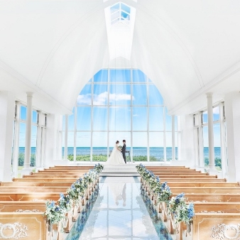 セントアクアチャペルＴＯＫＹＯＢＡＹ:【選べるチャペルフォト＋10名会食プラン】★52万円～:【家族挙式×海辺リゾート】閑静なマリンリゾート新浦安に建つ、壮大な白亜の邸宅＆チャペル。正面・左右ガラス張り、天井高12mのガラスのチャペルはとても開放的で、まるで空に浮かんでいるかのよう。24mもの長いバージンロードは、ドレスの後ろ姿をさらに美しく見せてくれる。ブルーバージンロードと、150年以上の歴史を刻んだアンティークのステンドグラスの大聖堂「セントアクアチャペルTOKYO BAY CLASSIC」での挙式も可能！【ご来館で】有名ホテル出身の総料理長が贈る「2万円相当の贅沢コース試食」プレゼント！（組数限定）【ご成約で】1.ウエディングドレスランクアッププレゼント！20万円相当1着2.マイアルバム1冊プレゼント3.和装or洋装前撮り特別優待