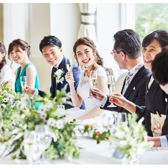 セントアクアチャペル大阪:【10名35万円】挙式＋会食　＼家族挙式ならお任せ！／感謝を伝える結婚式　少人数会食プラン♪:関西エリア最大級のスケールを誇る、白亜のクリスタルチャペル！梅田・なんば駅から約20分。大阪とは思えないほどの贅沢な緑と青空に包まれた、海外のような抜群のロケーション、まるで海外リゾートのような景色が広がる、6,000坪もの広大な敷地のリゾートスポット。フォト婚・フォト婚＋会食・挙式のみ・挙式＋会食から挙式披露宴・1,5次会パーティーまで、おふたりのご希望にあわせてスタイルが選べるのが特徴。会場にも拘りたいけど、ご予算を抑えたいふたりにおススメの会場。支払い方法も選べて、ふたりの希望に合わせて事前精算や当日ご祝儀払いができる。またおふたりの晴れの日を彩る美食の数々はゲストへのおもてなしにかかせないもの。シェフ自ら食材を厳選し、その素材の持つ美味しさを最大限活かした料理は美味しさだけでなく、目でも楽しめる逸品ばかりです。☆無料試食付きブライダルフェアも開催中！組数限定の為ご予約はお早めに☆
