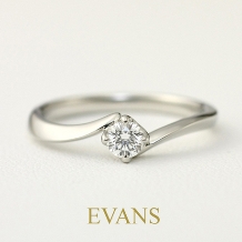 「スーリール～笑顔咲く」優しいアームラインでダイヤを包みこむ【EVANS】