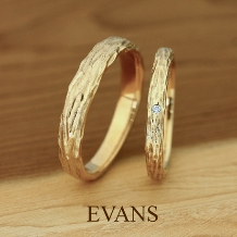 EVANS bridal 旭川本店（エヴァンスブライダル）:温かみのあるゴールドと木肌の質感がやさしいリング【EVANS】