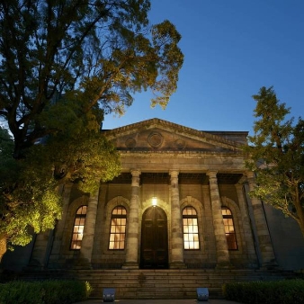 旧桜宮公会堂（国登録重要文化財）:【2026年1月～2月がお得！！】＼WINTERプラン50名84万円分特典／更に最大20万分特典付き:【国の重要文化財が舞台】モダンと歴史が奏でる記憶に残る大人の貸切ウエディング〈造幣局として日本の繁栄を支えた歴史空間〉を貸切。150余年の時を経て格調高い伝統に現代の洗練美を纏い歩み始めた特別な場所。 〈クラシック×モダンが融合した美空間〉と〈6000平米の広大な敷地〉を貸切って、寛ぎと贅沢に満ちた上質な大人の結婚式を。