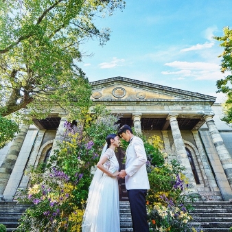 旧桜宮公会堂（国登録重要文化財）:【挙式フォトプラン】家族や親しい方に囲まれた結婚式を叶える:【国の重要文化財が舞台】モダンと歴史が奏でる記憶に残る大人の貸切ウエディング〈造幣局として日本の繁栄を支えた歴史空間〉を貸切。150余年の時を経て格調高い伝統に現代の洗練美を纏い歩み始めた特別な場所。 〈クラシック×モダンが融合した美空間〉と〈6000平米の広大な敷地〉を貸切って、寛ぎと贅沢に満ちた上質な大人の結婚式を。