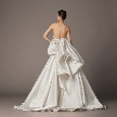 世界中の花嫁を魅了するブランドを取り揃えた国内最大級のドレス専門セレクトショップ『DESTINY Line』ならではの魅力を専属のスタイリストが丁寧にご紹介。最高級の質感やハイセンスなデザインが◎