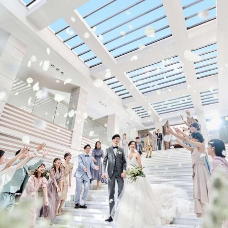 ザ・リーヴス　プレミアムテラス：＼憧れ衣装3着&130万優待＋*／煌めく感動挙式×全天候Wedding