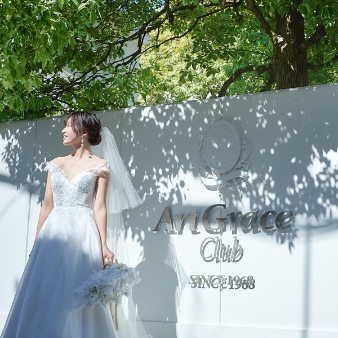 セントアクアチャペル白金:40名挙式＋披露宴プラン:【家族挙式×貸し切りゲストハウス】目黒の高級住宅街に建つ邸宅＆チャペル。白金の森、目黒駅すぐ。VIPが愛した迎賓館で緑と光溢れる寛ぎの一日を。海外銀行の迎賓館から受け継いだウエディング空間がリニューアル。美しい緑のガーデンや庭と繋がる披露宴会場、自然がモチーフのチャペル、少人数専用の別邸など、新空間を体験。数々の有名レストランで経験を積んだシェフの料理やホスピタリティでおもてなし