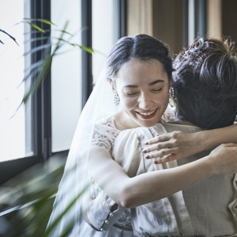 EXEX SUITES （エグゼクス・スウィーツ）:【少人数★10名67万円】 ◆少人数スペシャル割 ◆ 6名～OK♪ 《最大39万円優待!》:《日本の美しいチャペル100選 2年連続受賞☆彡》岐阜駅すぐ！都会の街並みにそびえる 非日常空間♪ 職人が丹精込めて仕上げた『光のチャペル』が、誓いの瞬間を美しく彩る♪ 杉山敦彦氏が手掛けたオシャレなデザイナーズ空間で叶う『上質なフォトジェニックW』４万円相当の彩り鮮やかな和モダンフレンチコース試食や選べる３つのパーティー会場ツアー、岐阜駅から2分の好立地にそびえる非日常空間で上質なウエディング体験♪【限定フェア参加者全員に】カタログギフト5,000円＆EXEXオリジナルバームクーヘンプレゼント！【初めての見学の方】JCBカード5,000円がもらえる♪組数＆日程限定なのでご予約はお早めに♪