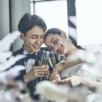 EXEX SUITES （エグゼクス・スウィーツ）:【27年1-3月挙式限定★】50名208万円◆早期申込スペシャル割《最大40万円優待》:天井高5m 自然光が差し込み、ドレス姿を美しく演出♪