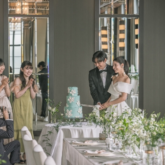 EXEX SUITES （エグゼクス・スウィーツ）:【通年OK★】50名240万円 ◆通年スタンダード割♪:《日本の美しいチャペル100選 2年連続受賞☆彡》岐阜駅すぐ！都会の街並みにそびえる 非日常空間♪ 職人が丹精込めて仕上げた『光のチャペル』が、誓いの瞬間を美しく彩る♪ 杉山敦彦氏が手掛けたオシャレなデザイナーズ空間で叶う『上質なフォトジェニックW』４万円相当の彩り鮮やかな和モダンフレンチコース試食や選べる３つのパーティー会場ツアー、岐阜駅から2分の好立地にそびえる非日常空間で上質なウエディング体験♪【限定フェア参加者全員に】カタログギフト5,000円＆EXEXオリジナルバームクーヘンプレゼント！【初めての見学の方】JCBカード5,000円がもらえる♪組数＆日程限定なのでご予約はお早めに♪