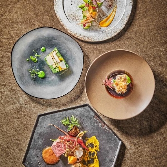 結婚式場：＼4月11日限定／料理ランクUP特典×490年中村楼2万試食×1日1組