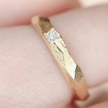 ETERNAL FIRST DIAMOND:手作りのような質感の結婚指輪 槌目加工でナチュラルな風合いが人気【SORA】ウル