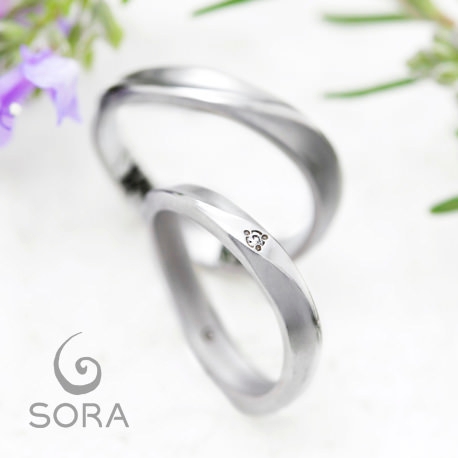 ETERNAL FIRST DIAMOND:自然が生み出す芸術、砂丘をイメージした結婚指輪。SORA【DUNE】デューン