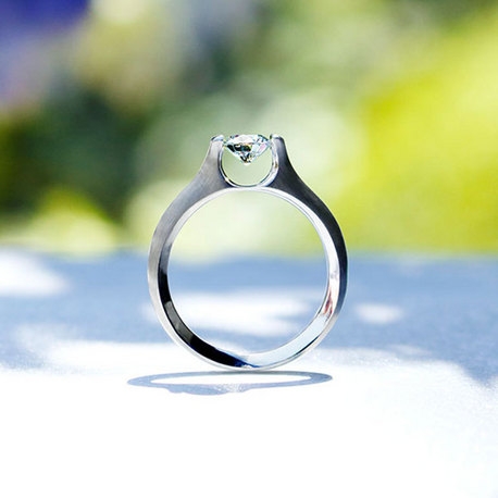 ETERNAL FIRST DIAMOND:ダイヤモンドが宙に浮いたような特別な婚約指輪が欲しい方へ【SORA】デネブ