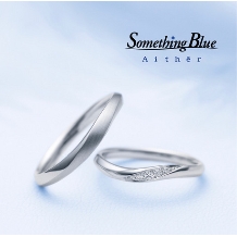 いしおか本店 ブライダルサロン_サムシングブルー 指の曲線に沿うひねりが手元を自然で綺麗に魅せてくれる