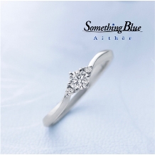 いしおか本店 ブライダルサロン:サムシングブルー 指の曲線に沿うひねりが手元を自然で綺麗に魅せてくれる