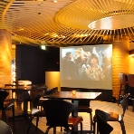 レストランバー Globe:100インチ大型スクリーンは会場のどこにでも設置可能。