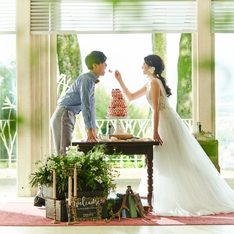 Maison de Forest（メゾン・ド・フォレスト）:【平日婚プラン】自由でコスパ高いWEEKDAYプラン★1日1組貸切！時間や会場も自由にセレクトOK:【式場見学1軒目はメゾン・ド・フォレストがお得★】口コミ高評価の美食フレンチ「熊本ナチュール」のご試食＆豪華特典プレゼント！森に囲まれた一軒家貸切邸宅で、木造建築「森のチャペル」での光と緑に包まれた挙式や少人数から120名まで叶うナチュラルなパーティが実現◎熊本の空にいちばん近い、森に囲まれた"Maison de Forest"で時を愉しむ特別なウエディングをお楽しみください。