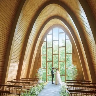 Maison de Forest（メゾン・ド・フォレスト）:【挙式のみプラン】光と緑に包まれた森のチャペルで大切な人と過ごす上質な記念日を＼*衣装込み32万円*／:【森のチャペル】木の質感と温もりを感じる空間で感動のセレモニー。正面の大きな窓から自然光がさしこむ有機的なチャペルは、大好きなゲストの優しい眼差しがすぐそばにある誓いの場所。