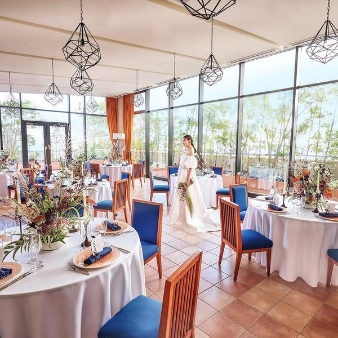 ル・センティ フォーリア 大阪:【20名～／アットホームプラン】テラス付き少人数専用会場でゆったり過ごせる《最大79万円ご優待！》:【水×緑×光の調和】まるで海外リゾート！都心で叶う貸切ナチュラルウエディング◆＜梅田駅から好アクセス＞水の流れるチャペルや、別荘のようなプライベートガーデンでは滝がお出迎え。選べる3会場も見学を◆全国婚礼料理フェスティバルで＼*大阪1位受賞*／ゲストに大絶賛の料理を無料試食！