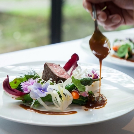 KYUKARUIZAWA KIKYO, Curio Collection by Hilton（元 旧軽井沢ホテル）：年1限定【信州牛*試食】緑に包まれたチャペル体験＆交通費優待