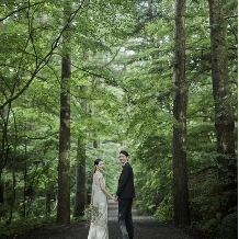 KYUKARUIZAWA KIKYO, Curio Collection by Hilton(元 旧軽井沢ホテル):【26年9~11月限定】紅葉彩る中庭&美食でもてなす秋婚プラン<ドレス特典&ゲスト宿泊優待付>: