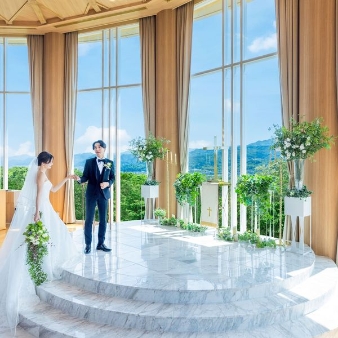 ベル・カシェット:【挙式プラン◆天空のチャペル】26.4万円◆美しいパノラマビューを望むチャペル挙式プラン:扉を開けた瞬間、広がる青空と美しいロケーションに目を奪われるチャペル「ルシエル」は一目惚れする花嫁多数！季節や時間によって変わるその日、その時限りのふたりのための絶景がセレモニーをより感動的に