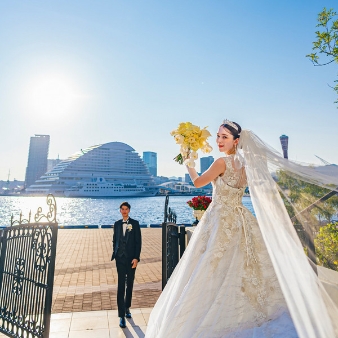 ラ・スイート神戸オーシャンズガーデン:【平日限定】ロケーションフォト＆ランチプラン:神戸港エリア屈指の景観を誇るラ・スイート神戸オーシャンズガーデンでは、神戸港の絶景をゲストと共有するひとときが好評。記憶も大切なおもてなしのひとつ。。