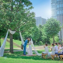 Los Angeles balcony（ロサンジェルスバルコニー）:【来夏*27年6～8月】早くも登場！新緑溢れるガーデン挙式＜60名258万～＞