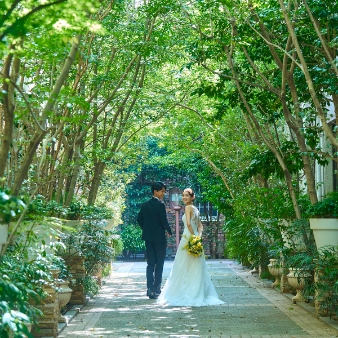 目白の森　メーヤー・ライニンガー:【26年8月迄】最大160万円ご優待｜緑溢れるガーデンで安心＆お得に叶う直前プラン:山手線で好アクセス！都内とは思えないほど豊かな緑に囲まれた式場＊牧師の学校を併設する1200坪の敷地が非日常を感じる秘密。天井高13mのステンドグラスから自然光が降り注ぐ独立型の教会で聖書に基づき祈りを捧げる本格キリスト教挙式。箸が使えるフレンチも高評！少人数の会食もまるでリゾート地のような贅沢なプライベート空間でゆったり寛ぐ結婚式をお得に叶える。まずは大人気の試食付フェアで魅力を確認しよう！