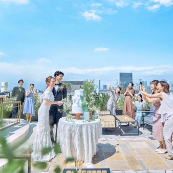 Ｔｈｅ　Ｍａｉｓｏｎ　表参道　ｂｙ　アニヴェルセル:【26年8～9月Summerプラン】表参道のケヤキ並木が映えるシーズン《60名323万→258万円》:青空の下でゲストに囲まれてケーキ入刀の演出も叶う！