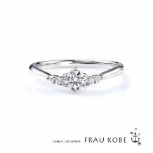 FRAU KOBE JAPAN 香川高松店(フラウ コウベ ジャパン 香川高松店):手元が上品に輝くV字のエンゲージリング ’クインテット’