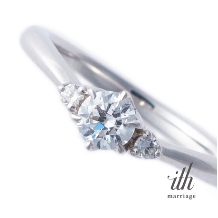 【デイジー】3石のダイヤモンドが清楚に輝く婚約指輪